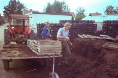 Fyller lådor med torv